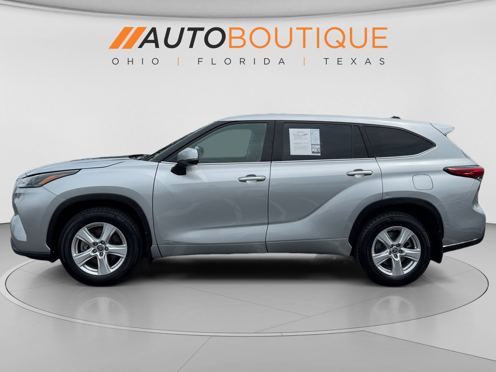 Used 2022 Toyota Highlander LE AWD/4WD image 2
