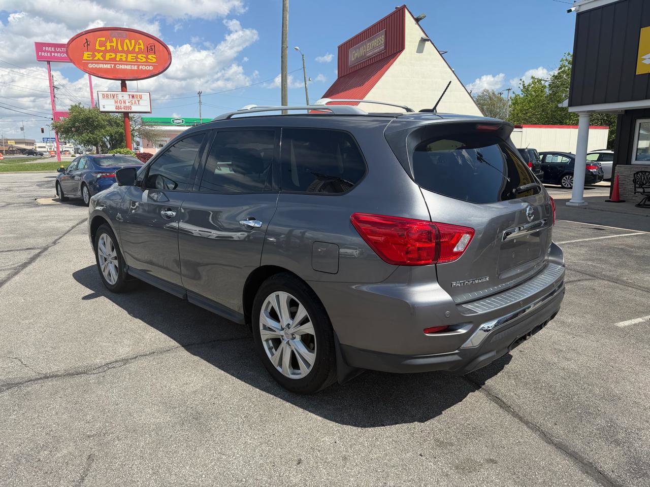 Used 2018 Nissan Pathfinder SL w/ SL Premium Package FWD image 8