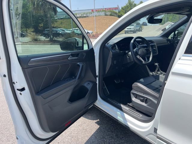 Used 2022 Volkswagen Tiguan SEL R-Line image 4