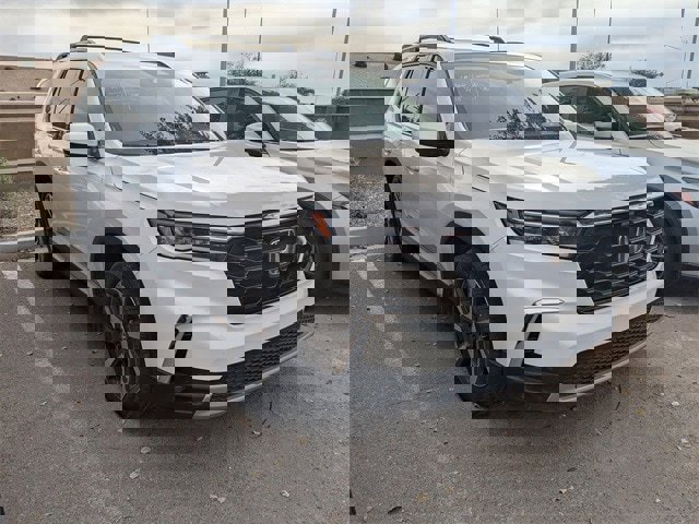Used 2024 Honda Pilot Touring image 3