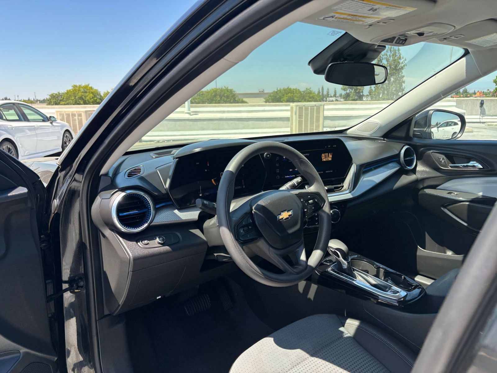 Used 2025 Chevrolet Trax LT FWD image 33