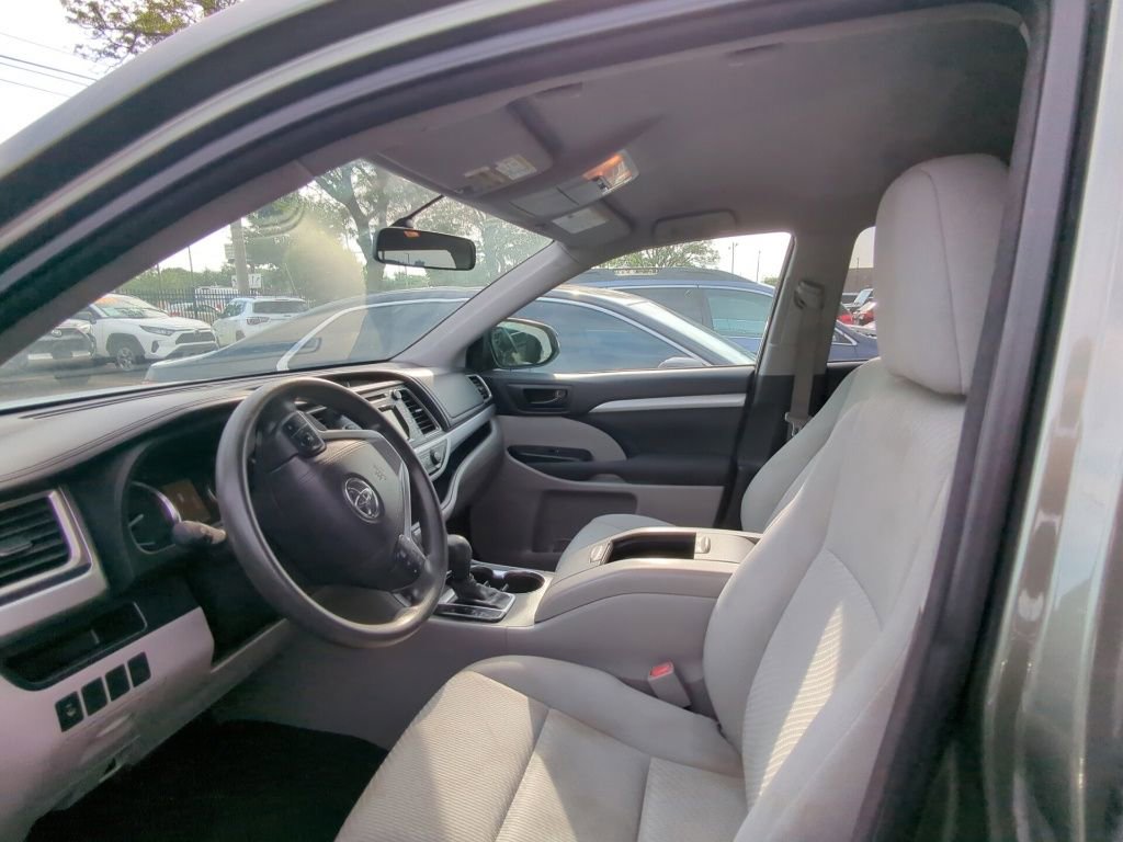 Used 2015 Toyota Highlander LE AWD/4WD image 6