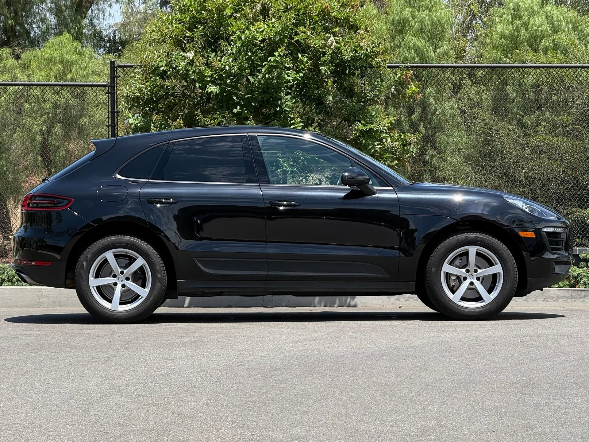 Certified 2017 Porsche Macan AWD/4WD image 8