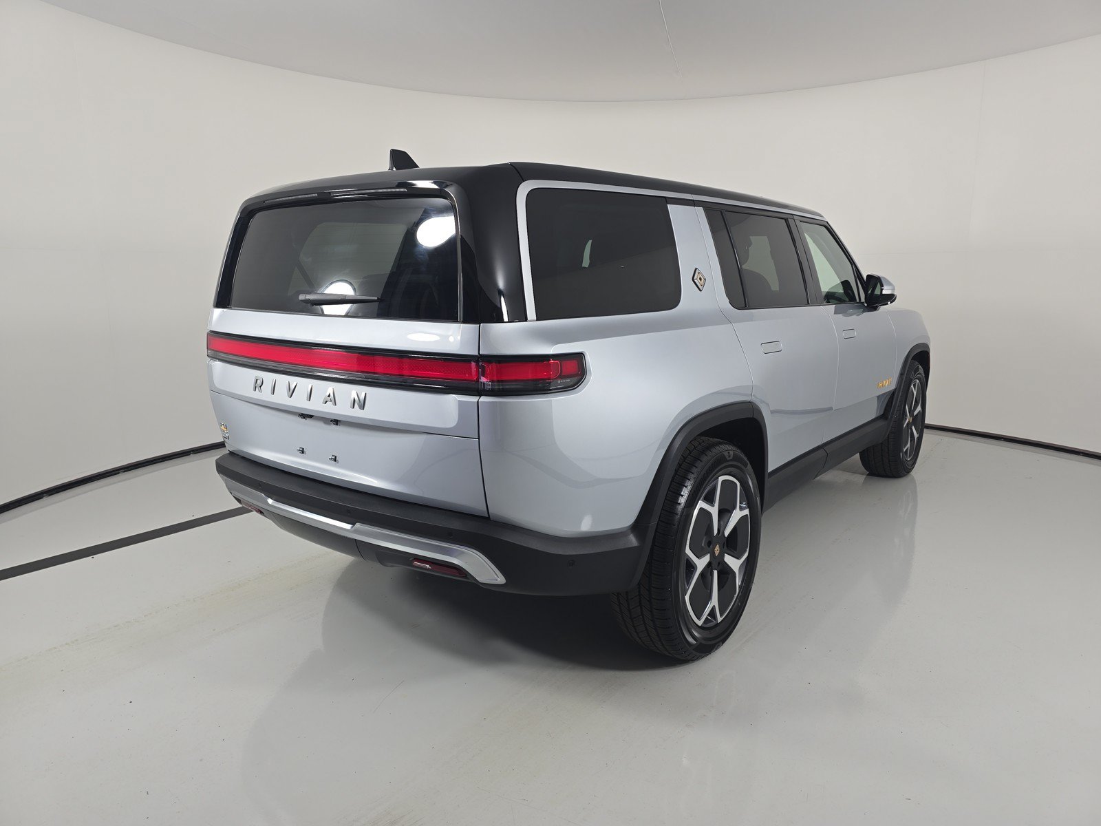 Used 2024 Rivian R1S Adventure AWD/4WD image 5