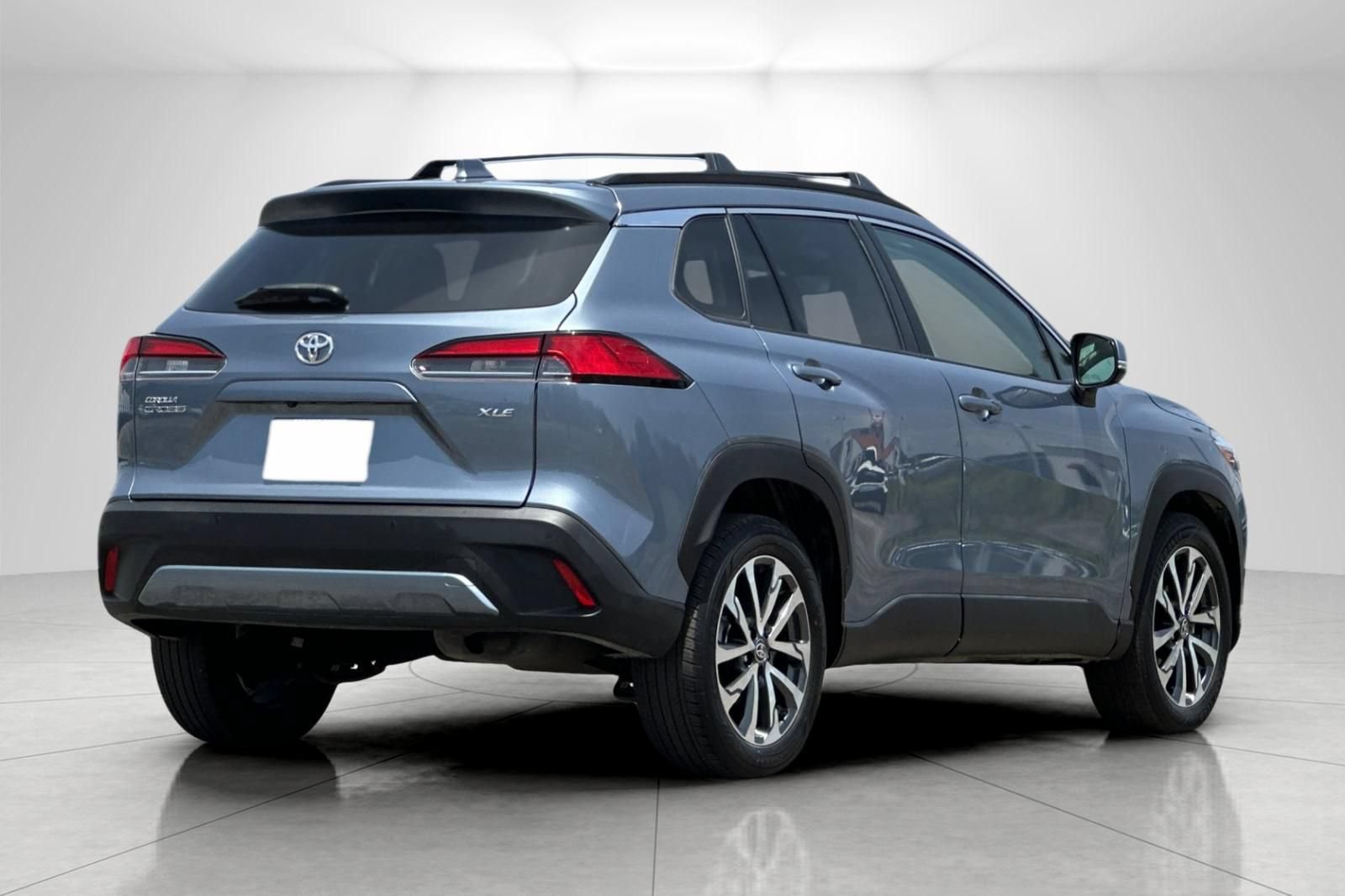 Used 2023 Toyota Corolla Cross XLE w/ Convenience Package FWD image 3
