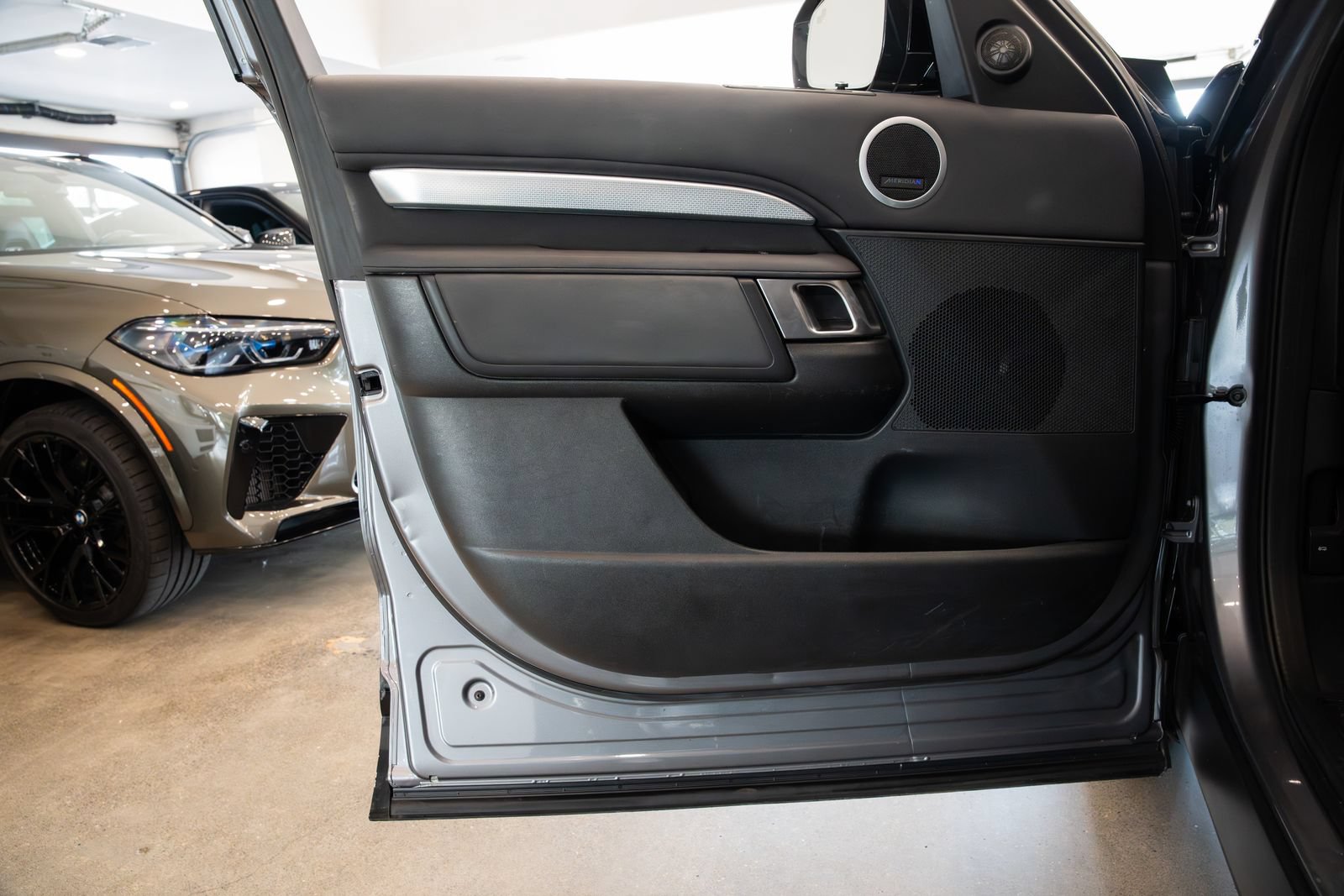 Used 2020 Land Rover Discovery Landmark AWD/4WD image 17