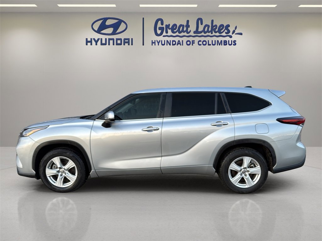 Used 2024 Toyota Highlander LE image 2
