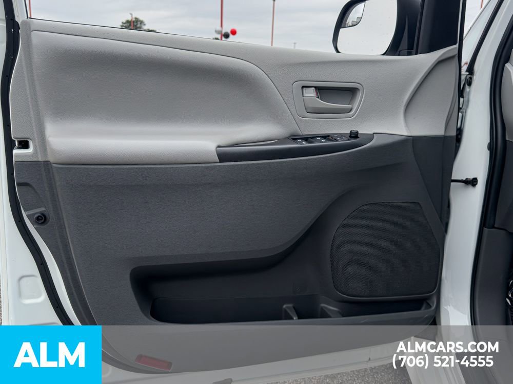 Used 2020 Toyota Sienna L FWD image 11