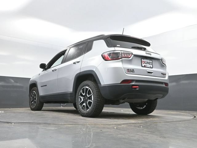 Used 2025 Jeep Compass Trailhawk AWD/4WD image 52