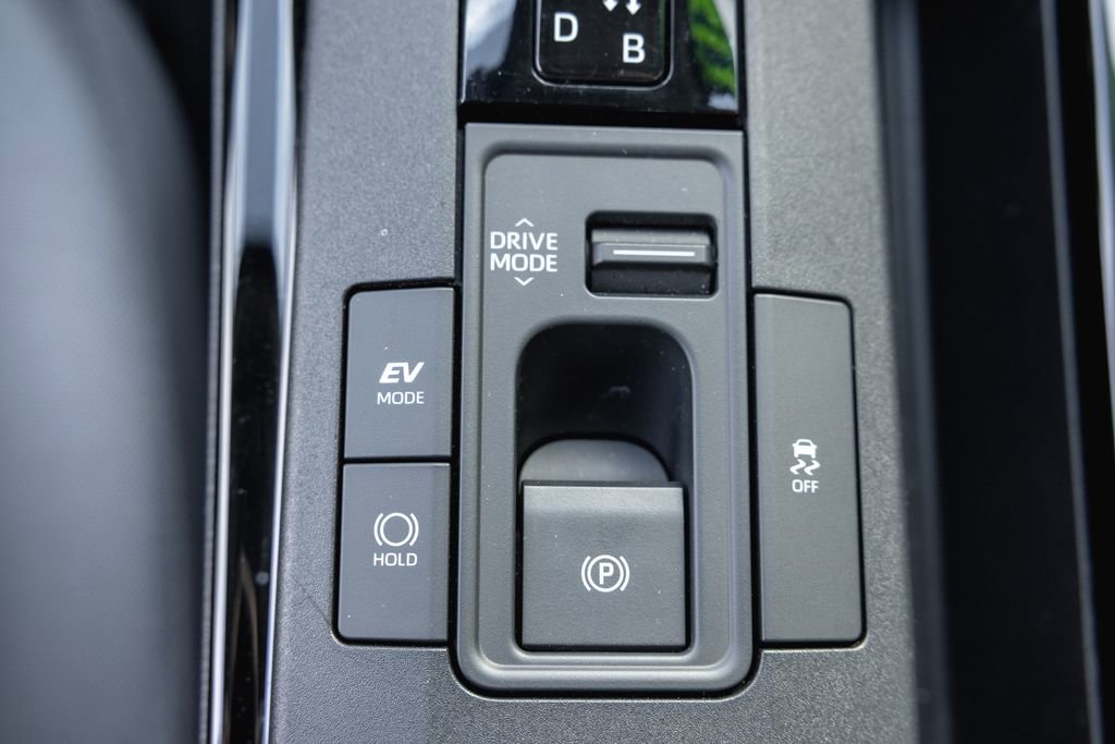 Used 2025 Toyota Prius LE image 21
