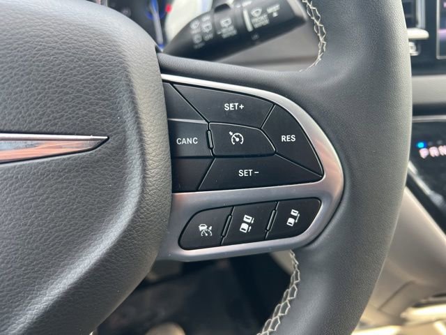 Used 2024 Chrysler Pacifica Touring-L FWD image 9