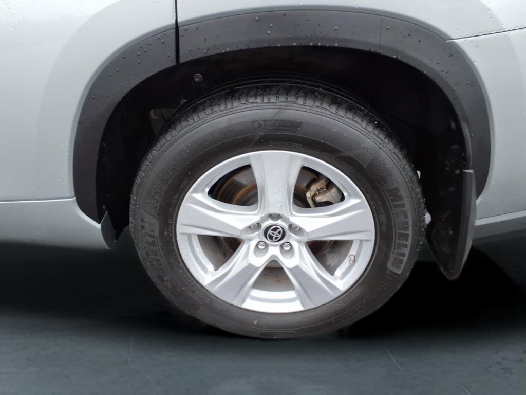 Used 2023 Toyota Highlander LE image 11