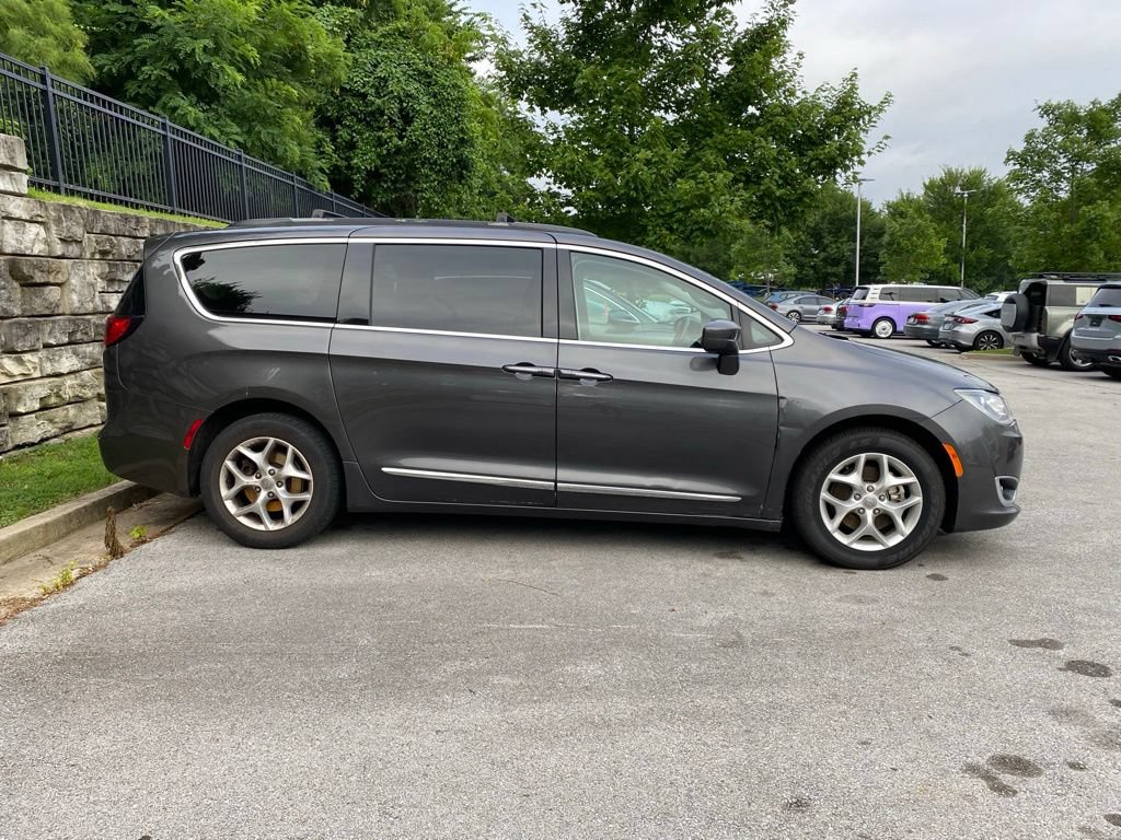 Used 2017 Chrysler Pacifica Touring-L w/ Tire & Wheel Group FWD image 5