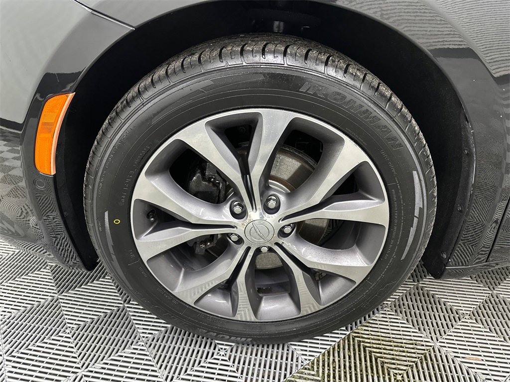 Used 2017 Chrysler Pacifica Limited w/ UConnect Theater Package image 13