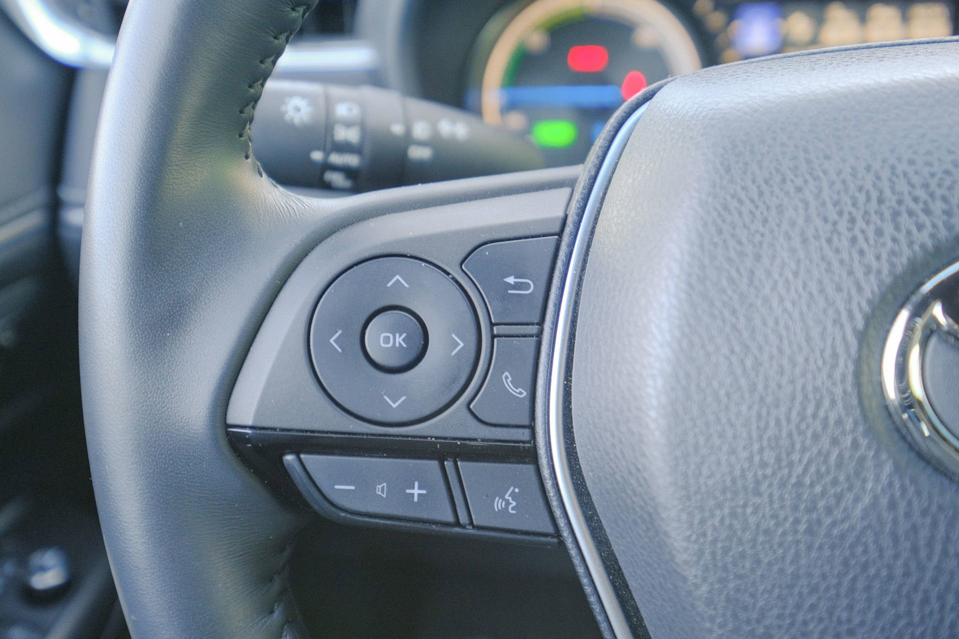 Used 2023 Toyota Venza XLE image 36