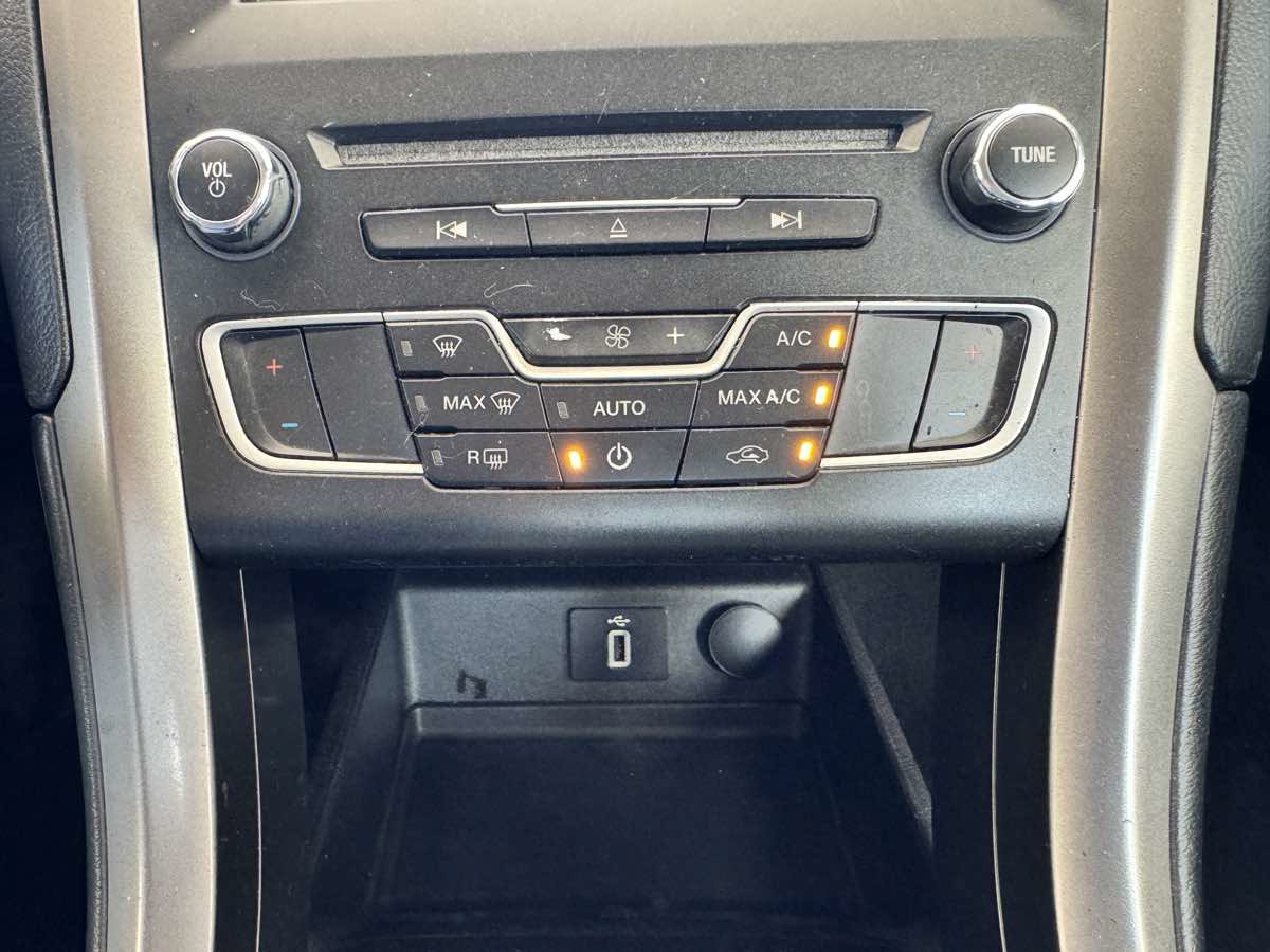 Used 2017 Ford Fusion SE w/ Fusion SE Technology Package FWD image 46