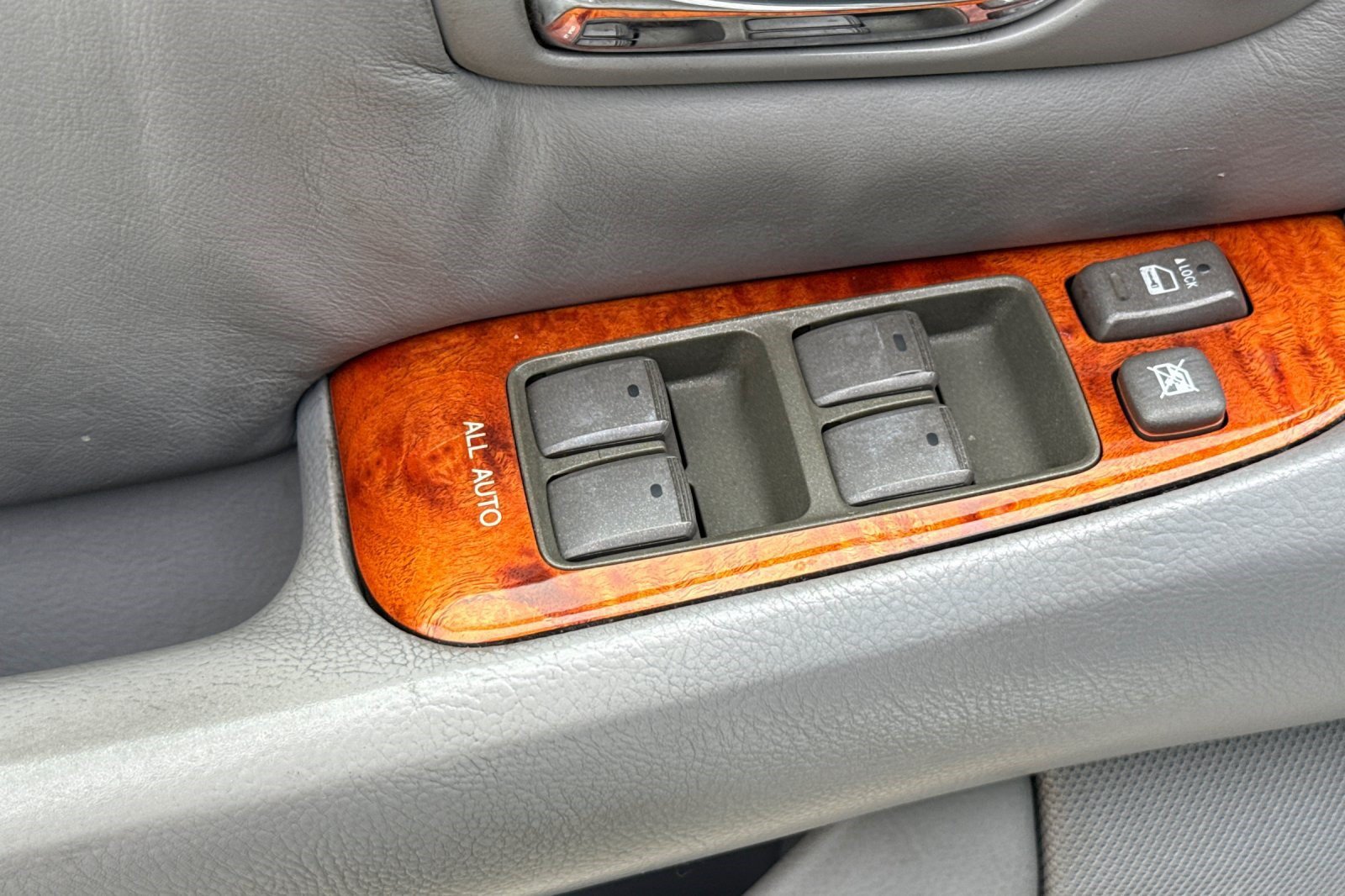 Used 2005 Lexus LS 430 RWD image 13