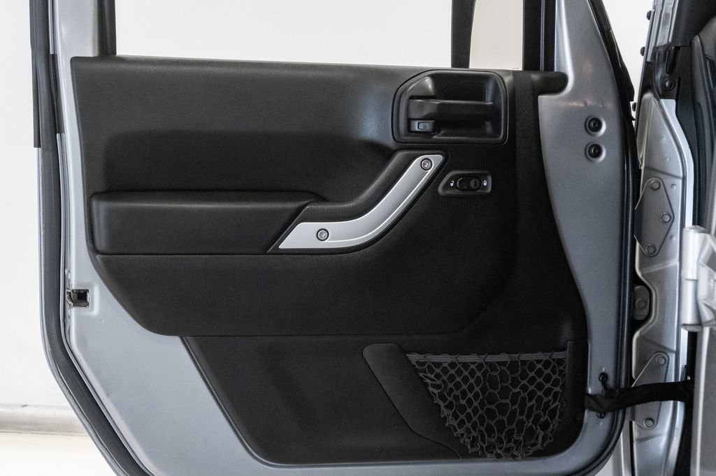 Used 2018 Jeep Wrangler Unlimited Sahara w/ Connectivity Group image 8