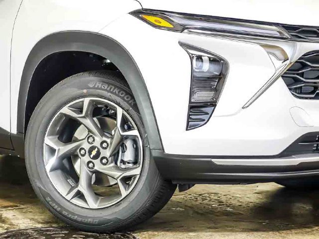 New 2026 Chevrolet Trax LT w/ Driver Confidence Package FWD image 4