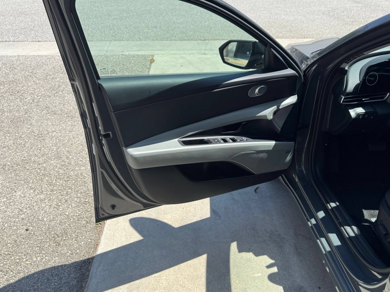 Used 2025 Hyundai Elantra Limited FWD image 18