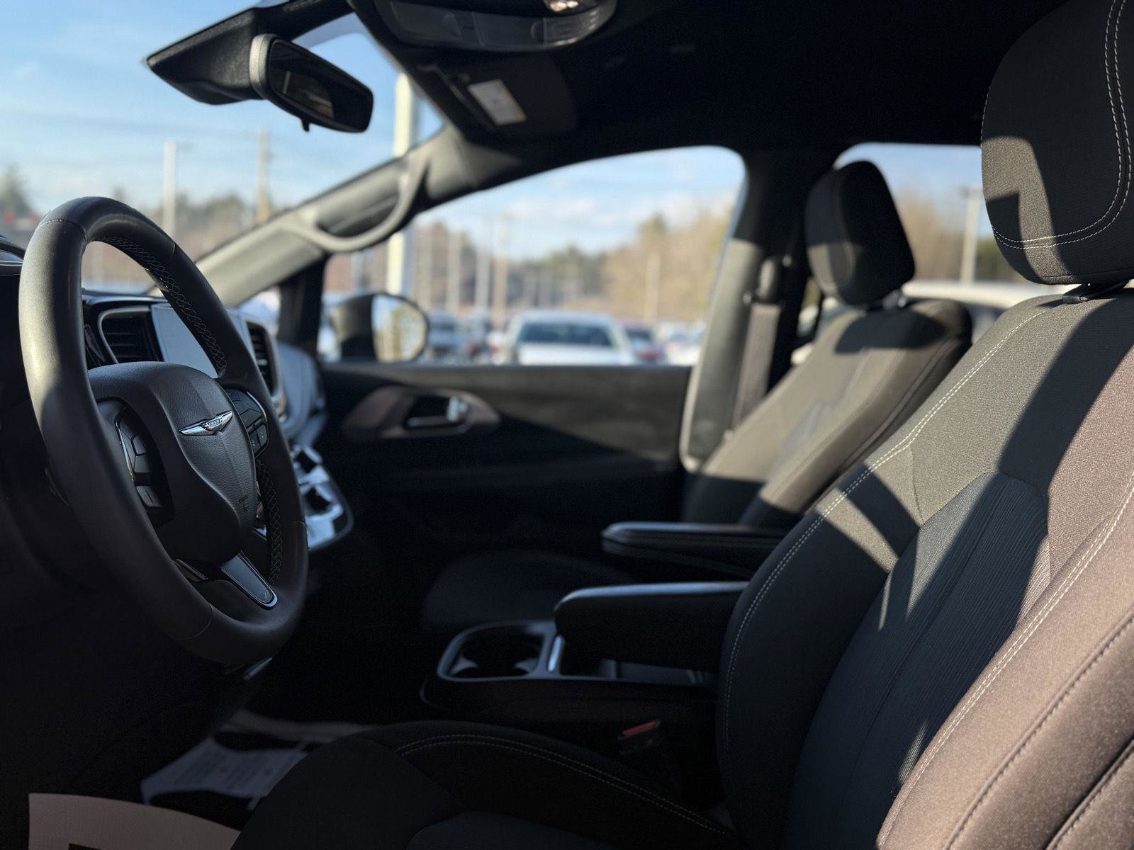 Used 2023 Chrysler Pacifica Touring image 12