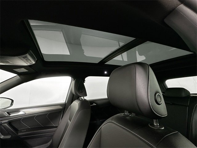 Used 2022 Volkswagen Tiguan SE R-Line image 19