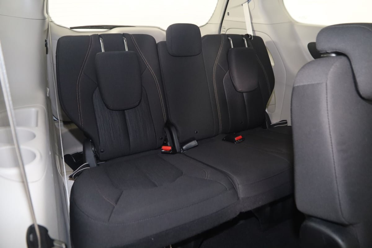 Used 2020 Chrysler Pacifica Touring FWD image 13