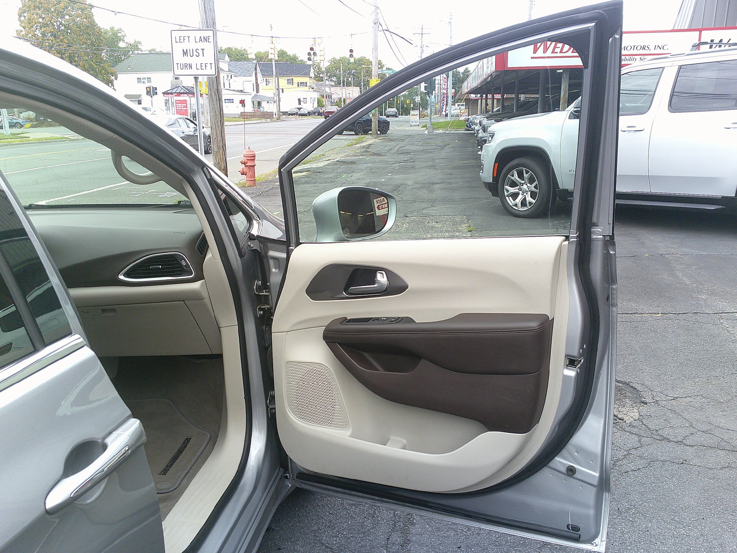 Used 2018 Chrysler Pacifica Touring-L FWD image 26