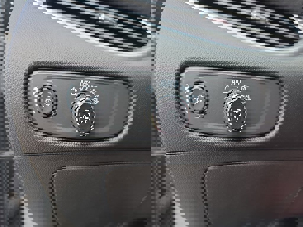 Used 2023 Chevrolet Malibu LT image 28