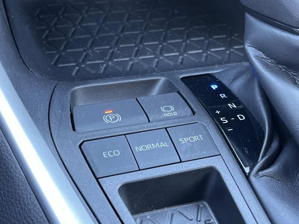 Used 2021 Toyota RAV4 XLE w/ Convenience Package image 33