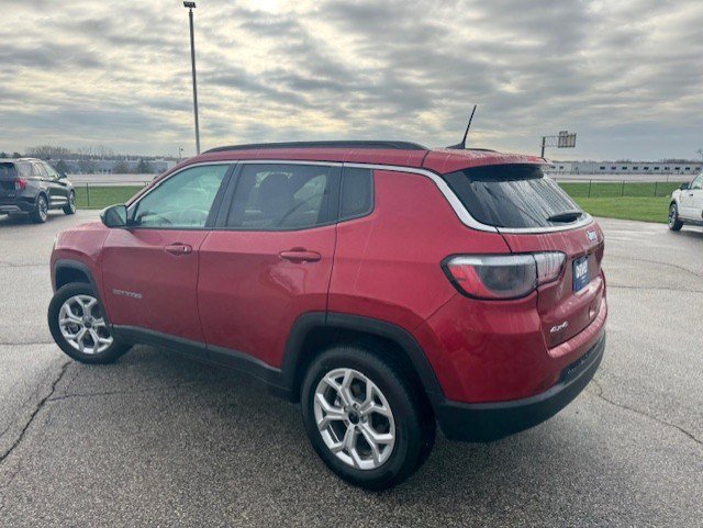 Used 2025 Jeep Compass Latitude AWD/4WD image 7