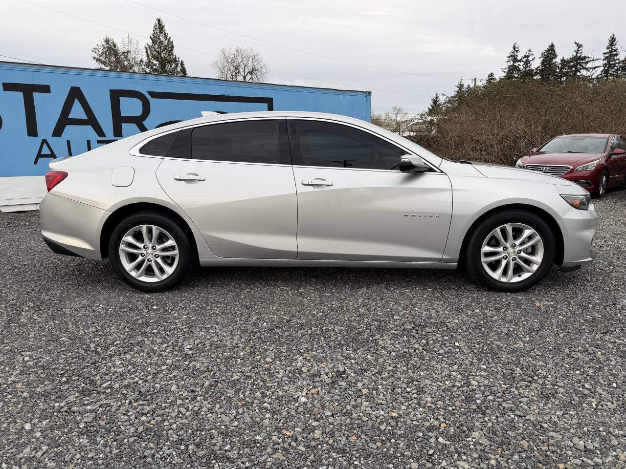 Used 2017 Chevrolet Malibu LT FWD image 2