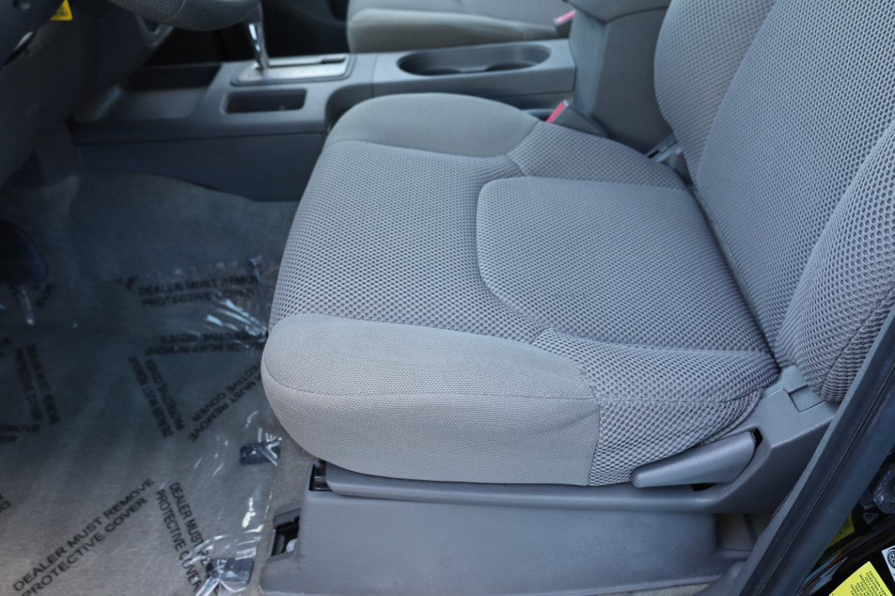 Used 2013 Nissan Frontier SV image 6