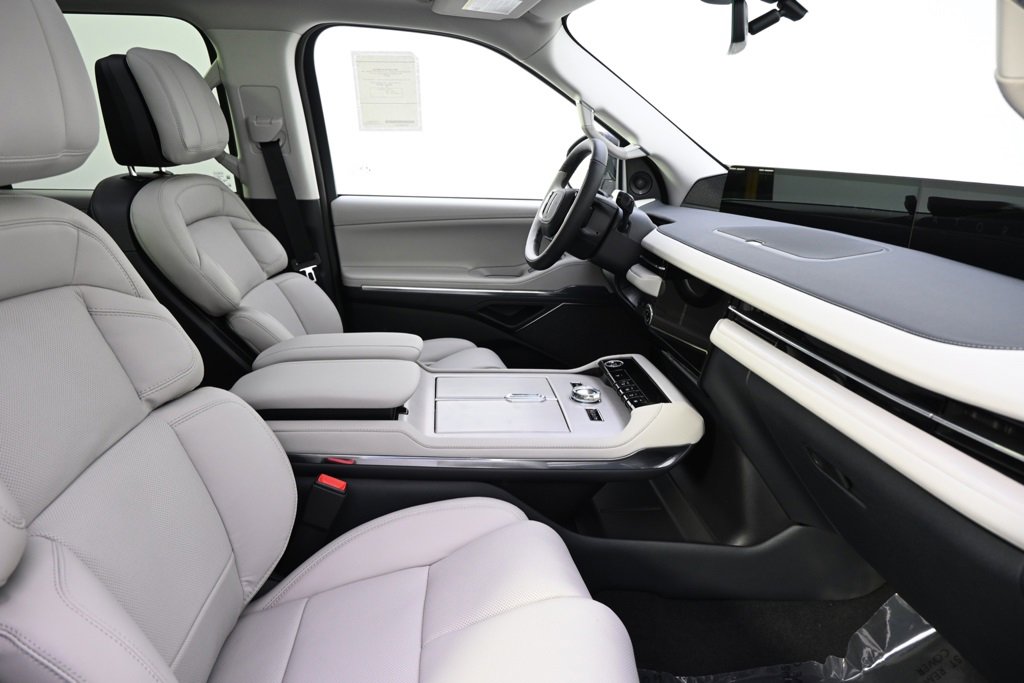 New 2025 Lincoln Navigator Reserve image 16