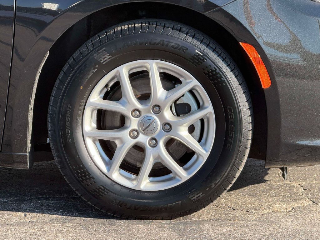 Used 2023 Chrysler Pacifica Touring-L FWD image 9