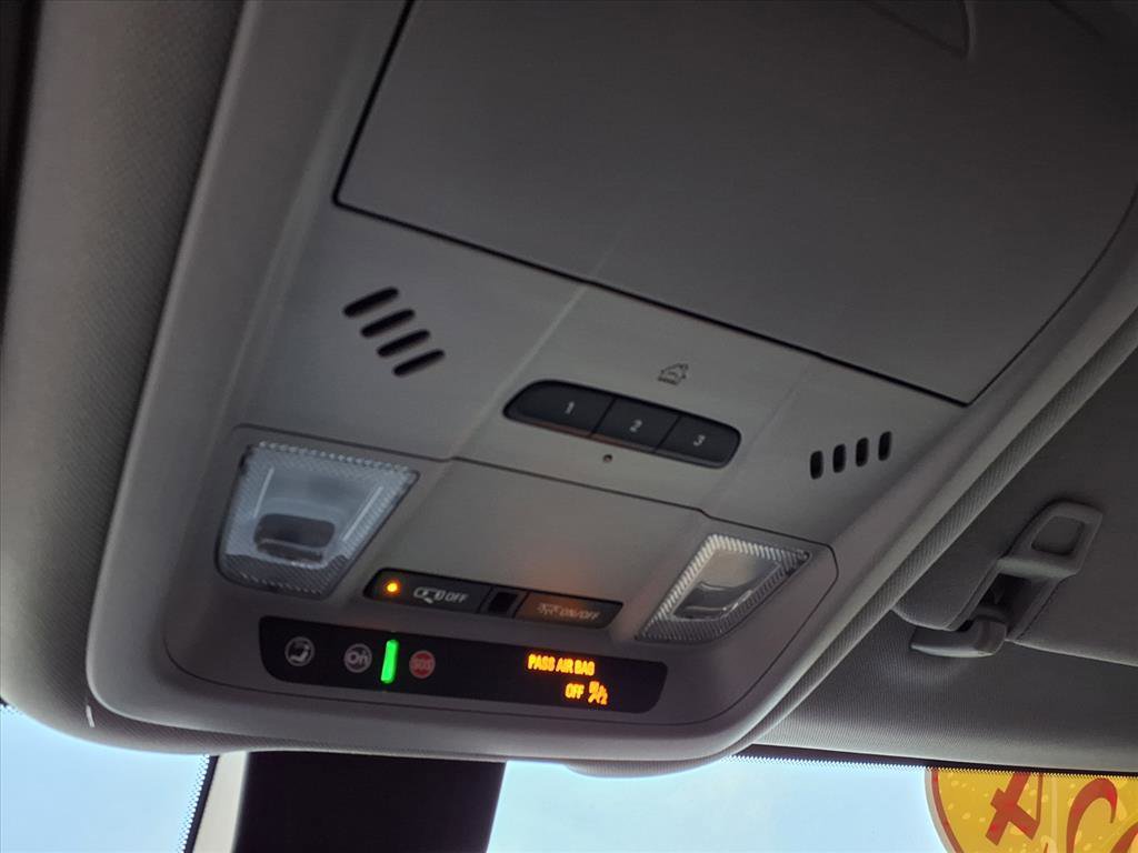 Used 2024 GMC Terrain SLT image 23