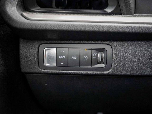 Used 2025 Chevrolet Traverse LT image 32