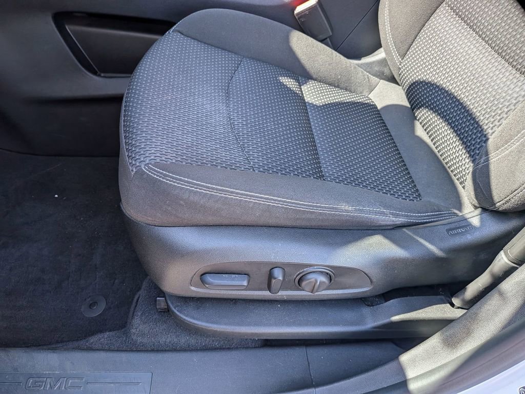 Used 2023 GMC Terrain SLE w/ Driver Convenience Package image 13