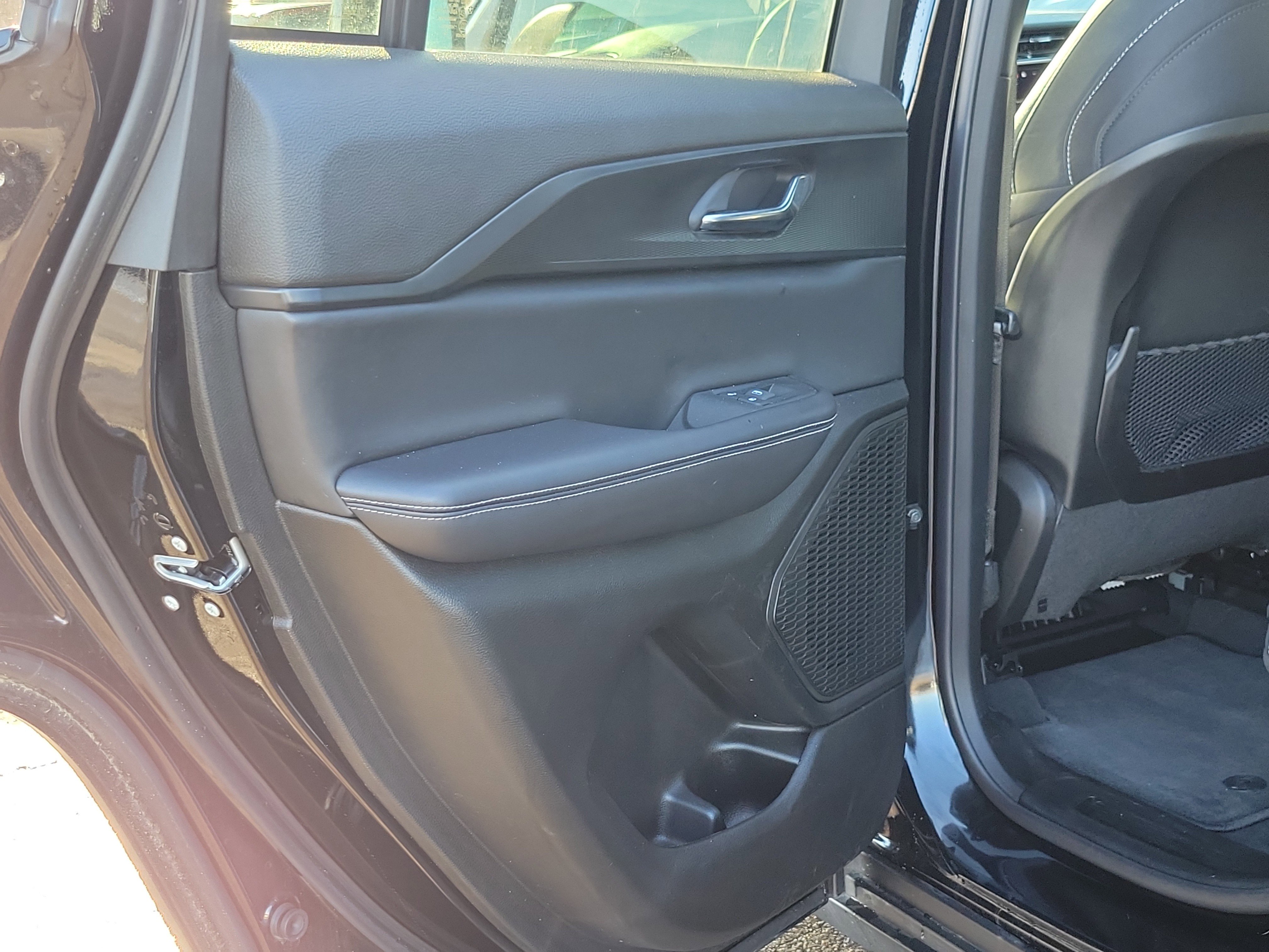 Used 2024 Jeep Grand Cherokee Laredo X image 17