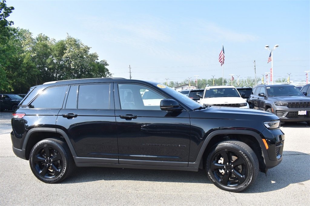 Used 2023 Jeep Grand Cherokee Altitude image 9
