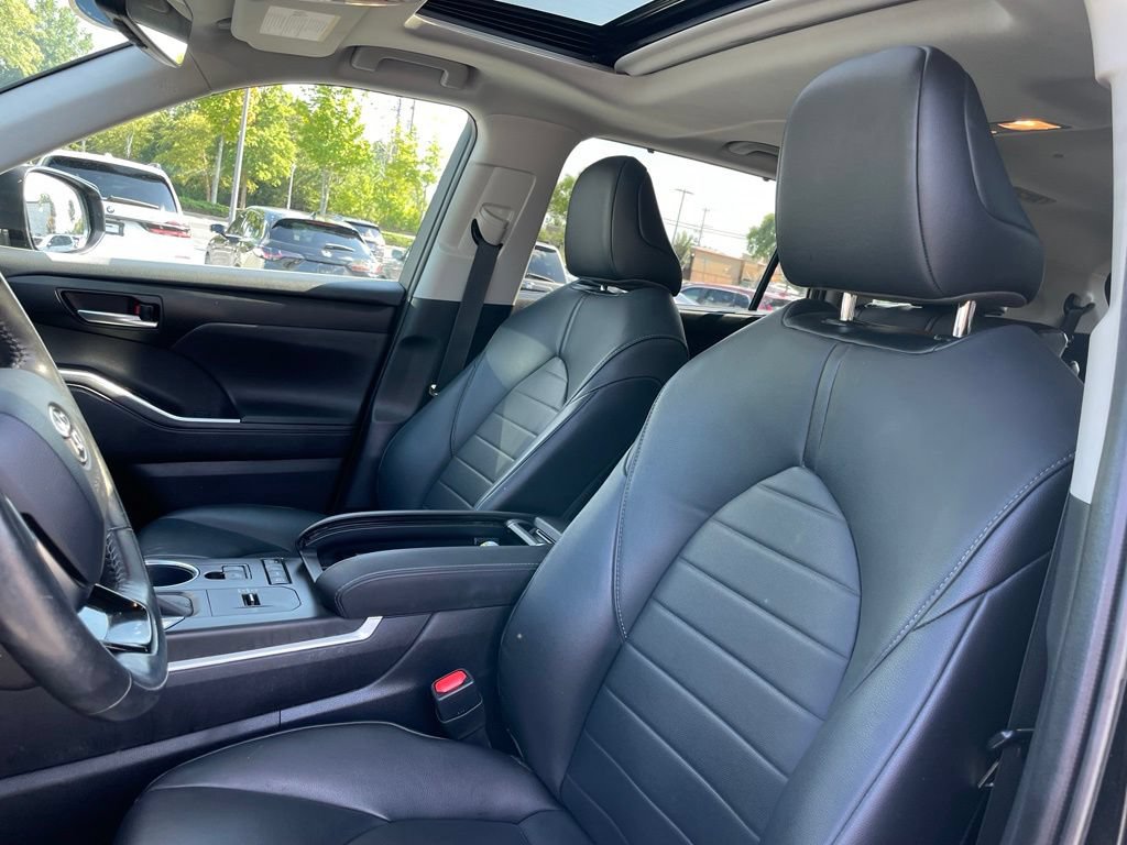 Used 2020 Toyota Highlander XLE FWD image 25