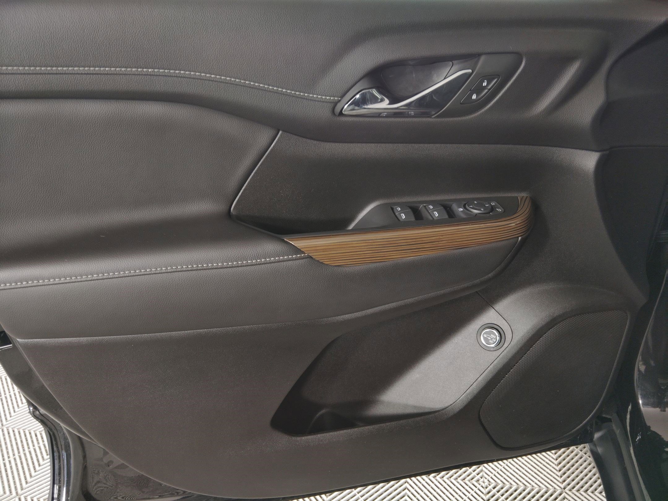 Used 2023 GMC Acadia SLE w/ Driver Convenience Package image 12