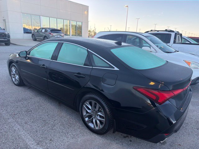 Used 2020 Toyota Avalon XLE w/ Moonroof Package FWD image 2