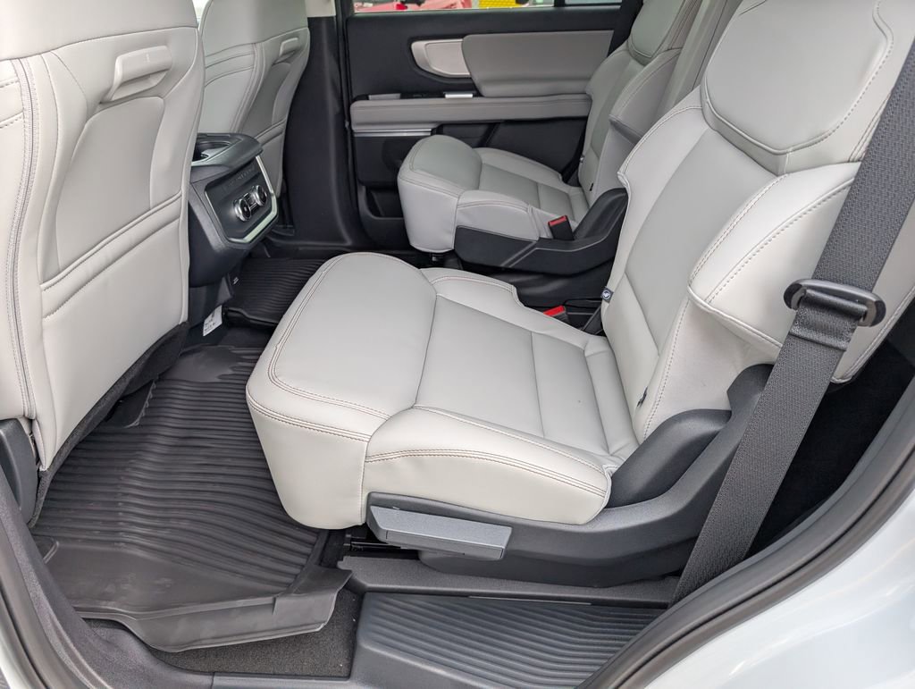 New 2025 Ford Expedition Active image 8