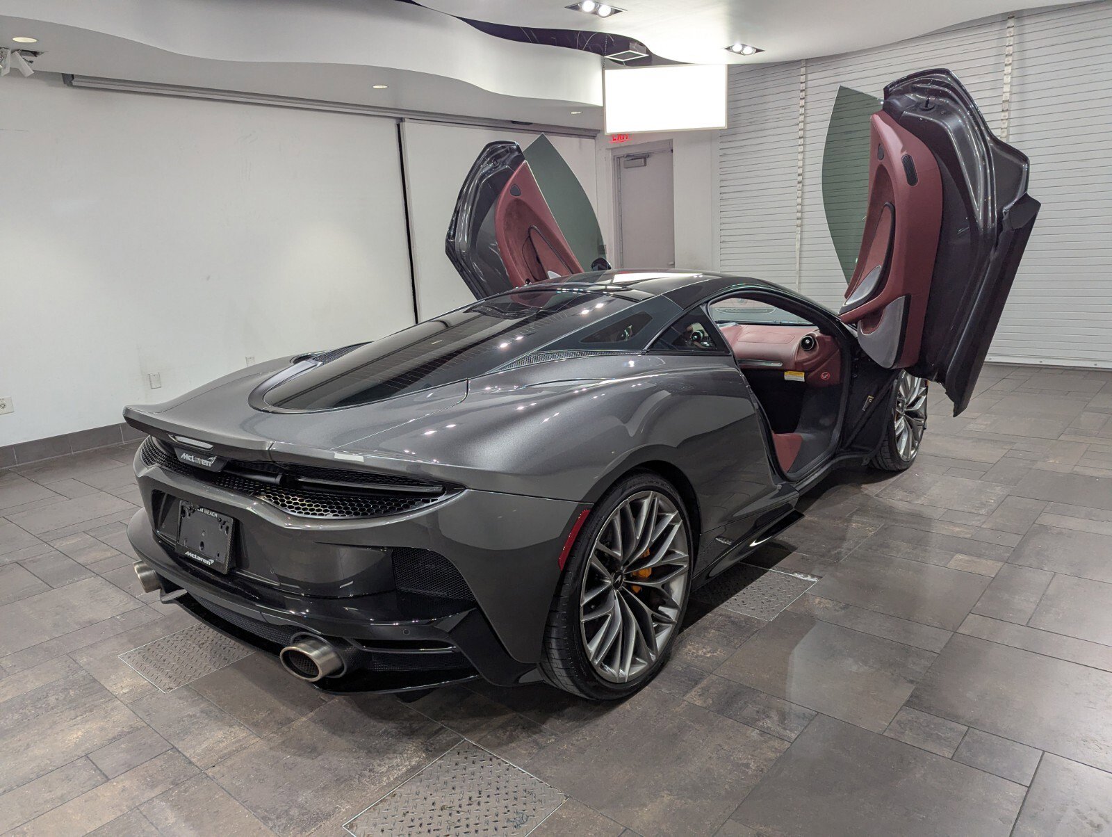 Used 2022 McLaren GT image 23