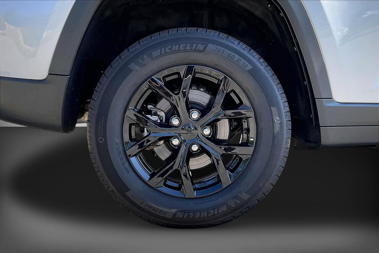 Certified 2025 Jeep Grand Cherokee Altitude AWD/4WD image 35