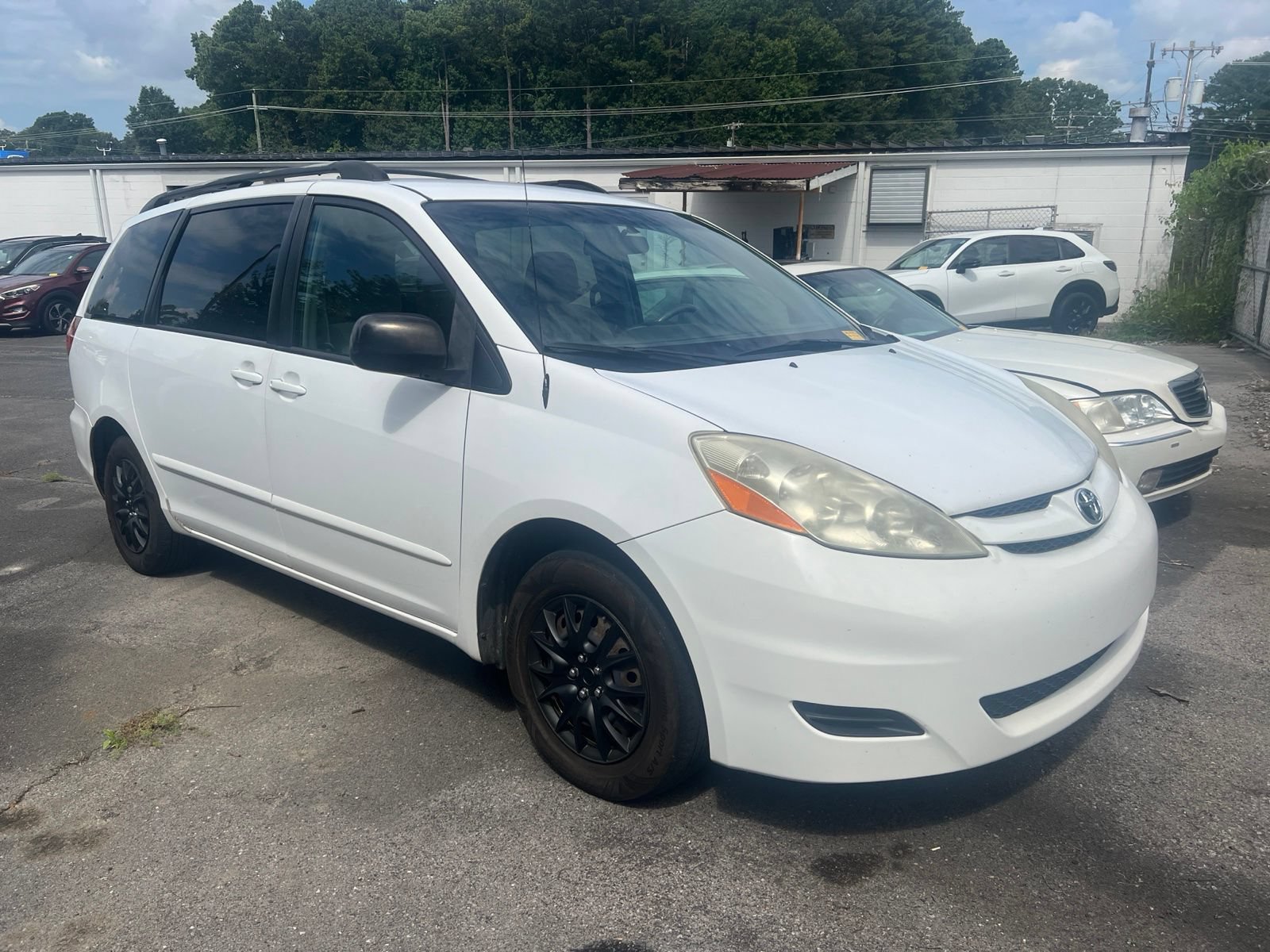 Used 2010 Toyota Sienna LE FWD image 2