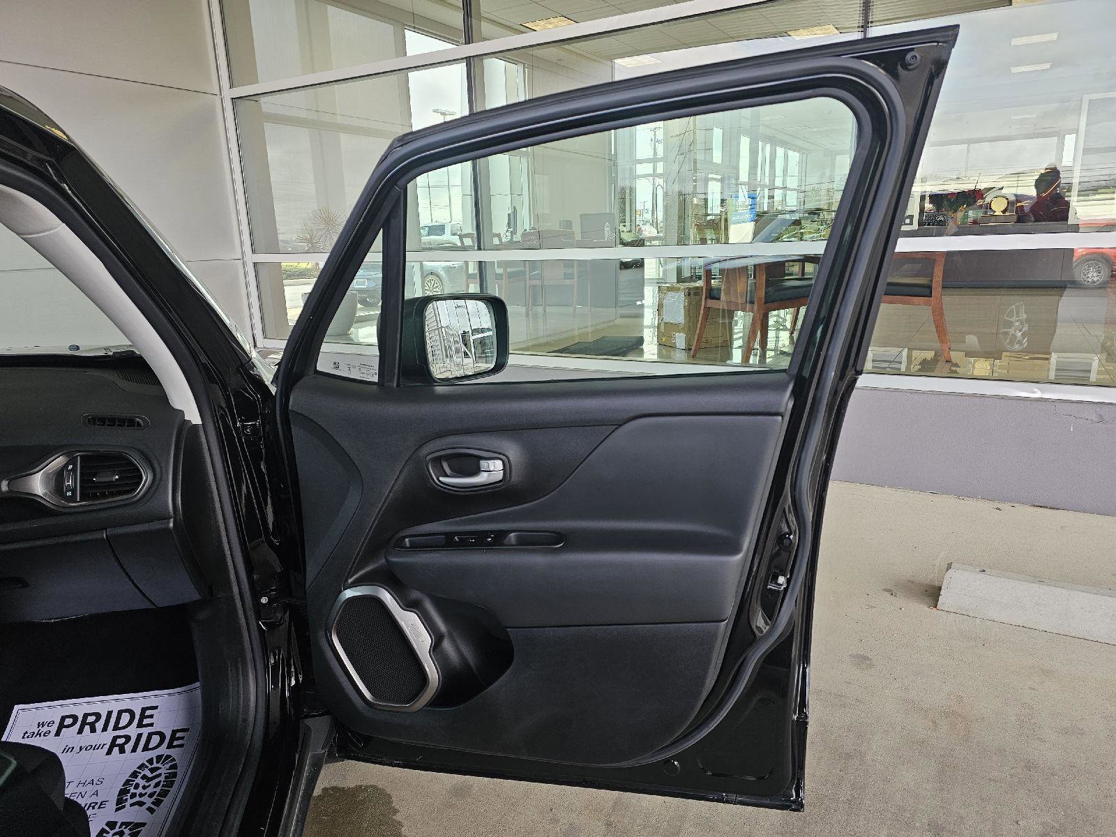 Used 2023 Jeep Renegade Latitude image 12