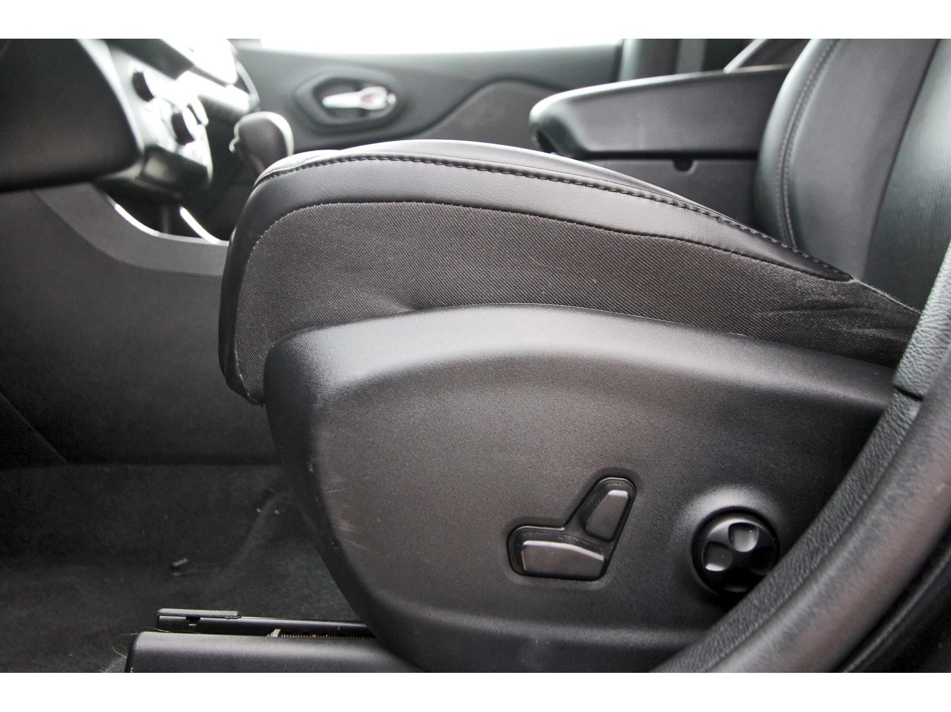 Used 2019 Jeep Cherokee Limited w/ Luxury Group image 28