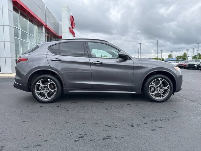 Used 2022 Alfa Romeo Stelvio Ti w/ Active Assist Plus Package AWD/4WD image 8